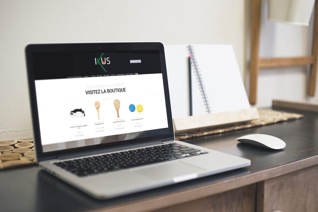 Présentation du site e-commerce Ikus tout pour la pelote sur affichage Mac book